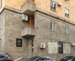 Elvimed, Ереван, фасад