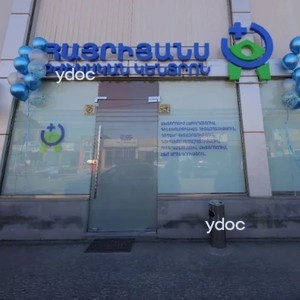 Вход в клинику